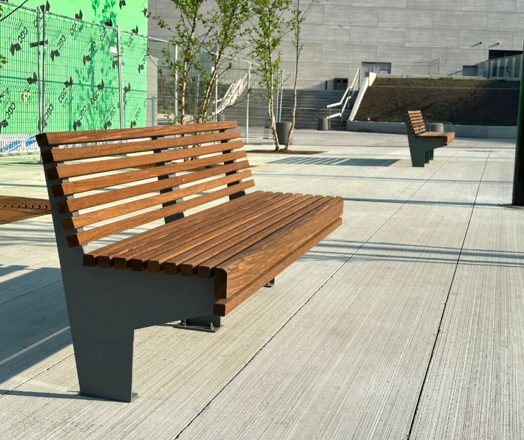 Oakville, ON – Custom Commercial Bench